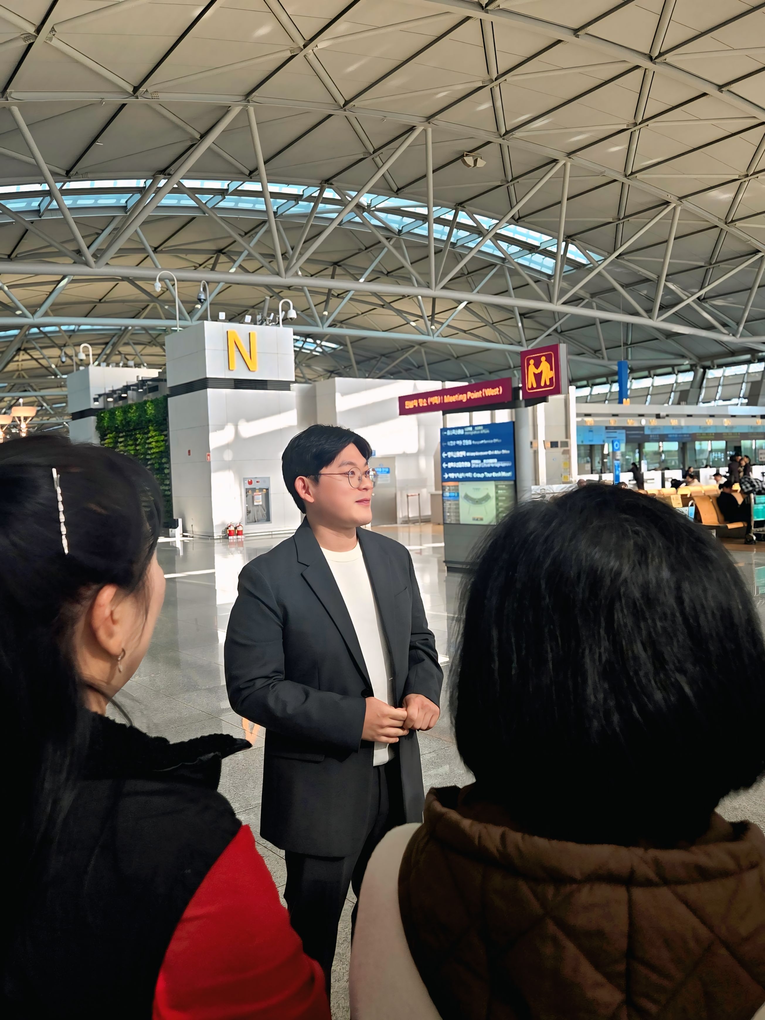 단체 고객에게 서류를 직접 전달하는 여행한잔