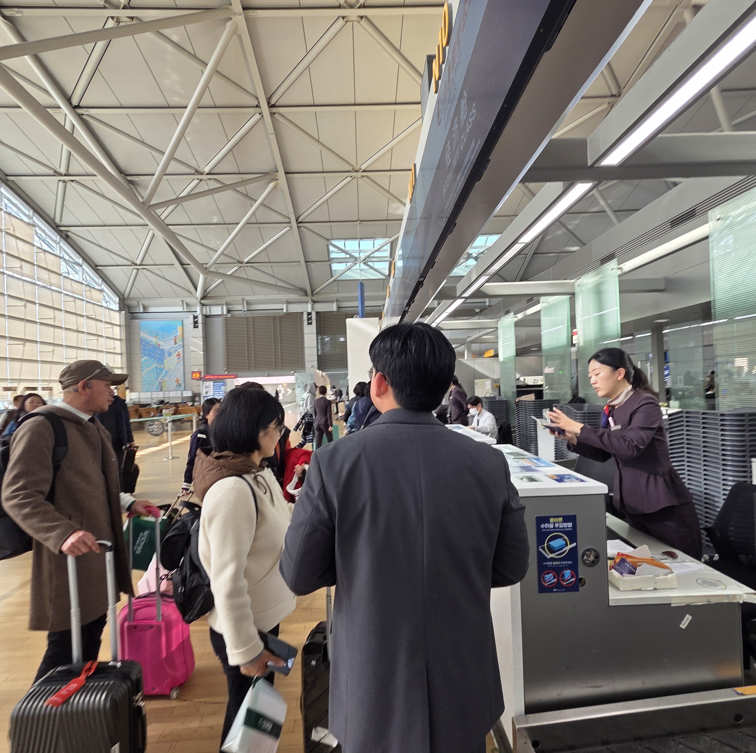 인천공항에서 단체 손님에게 안내 중인 여행한잔